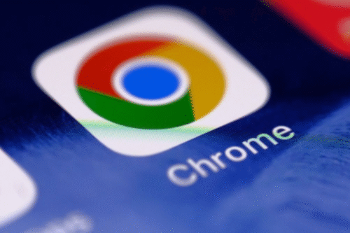 Imagem próxima do ícone do Google Chrome, navegador de internet, destaque para o logotipo colorido na tela de um dispositivo móvel.