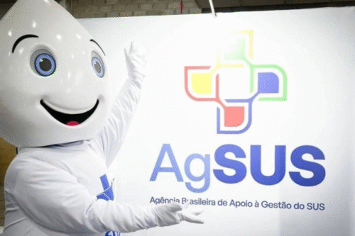 Mascote do AgSUS, a Agência Brasileira de Apoio à Gestão do SUS, em destaque na imagem, enfatizando a importância do suporte do SUS no Brasil.
