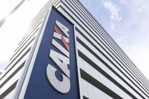 Imagem de um prédio comercial com fachada moderna, com o logo da AGAS, valor do estacionamento e informações de contato, em fachada azul e branca.