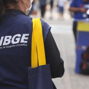 Pessoa com vestimenta do Instituto Brasileiro de Geografia e Estatística (IBGE) participando de atividade ao ar livre.