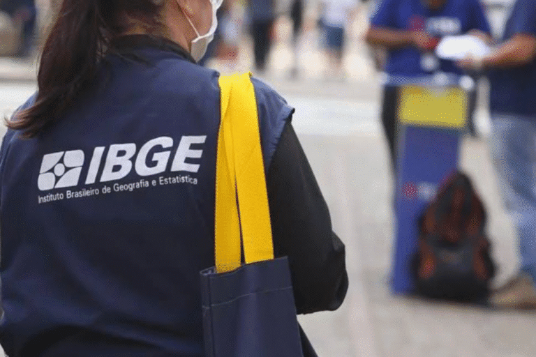 Pessoa com vestimenta do Instituto Brasileiro de Geografia e Estatística (IBGE) participando de atividade ao ar livre.