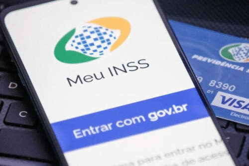 Tela de smartphone exibindo o aplicativo Meu INSS com a opção 'Entrar com gov.br', relacionado ao INSS e benefícios sociais no Brasil.