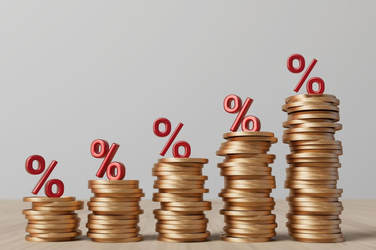 Ilustração de crescimento financeiro com pilhas de moedas e símbolos de porcentagem ascendentes, representando aumento de juros, economia ou investimentos.