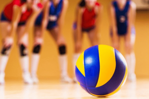 Bola de Vôlei com jogadoras ao fundo