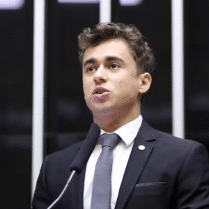 Nikolas Ferreira de terno em frente a um microfone.