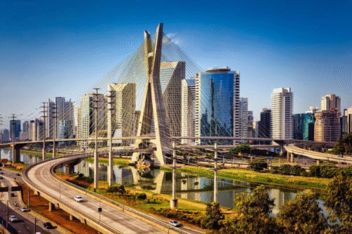 Vista moderna do centro de São Paulo com arranha-céus, ponte estaiada e vias urbanas, mostrando a arquitetura sofisticada e vibrante da cidade.