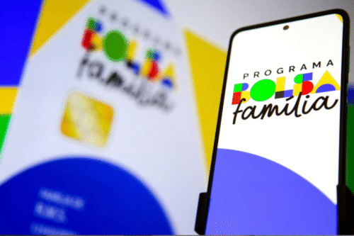 Logo do Bolsa Família em um smartfone