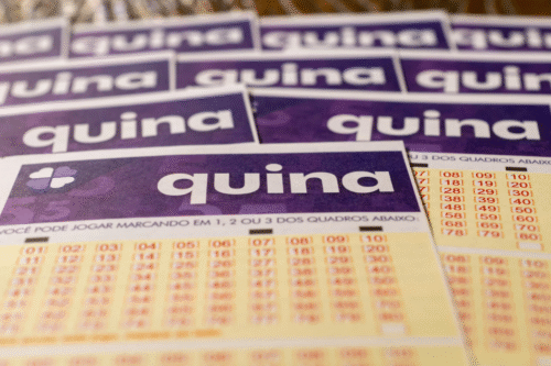 Cartelas de jogo de azar com o nome 'quina' em destaque, usadas para apostas em loterias, com foco na palavra-chave 'quina' e dicas para marcar números.