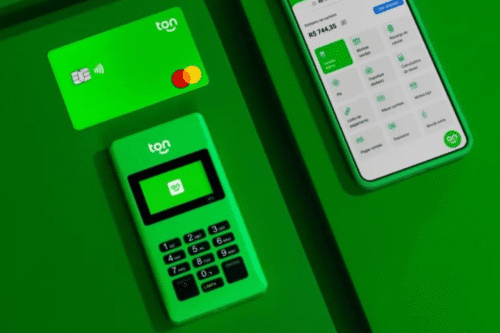 Imagem de uma maquininha de cartão verde da Tonom com um smartphone ao lado exibindo uma tela de pagamento. A imagem destaca a facilidade de usar a Tonom para pagamentos