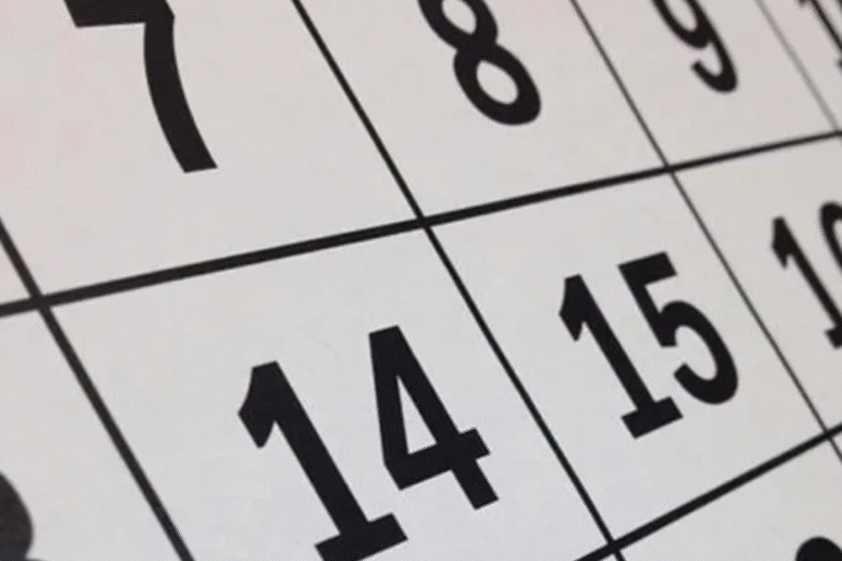 Imagem de um calendário em close, destacando o dia 14, sugerindo planejamento e organização de atividades ou compromissos.