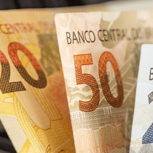 Cédulas de 20, 50 e 200 reais.