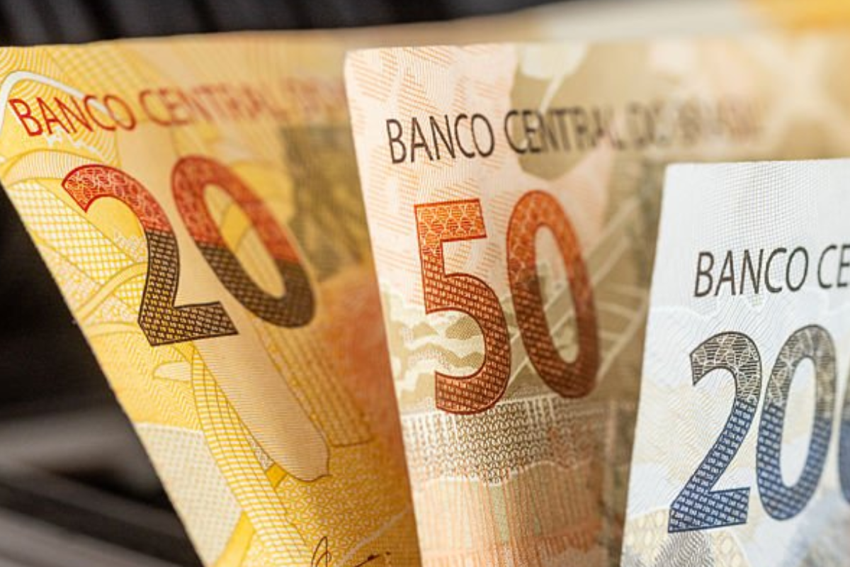 Cédulas de 20, 50 e 200 reais.