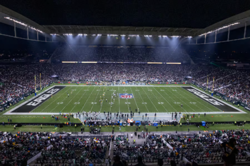 Jogo da NFL, ilustrando a parceria entre a liga nacional e futebol americano e o grupo globo