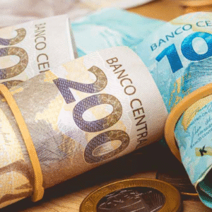 Conjunto de notas empilhadas com um rolo de cédulas, ilustrando a abundância financeira.