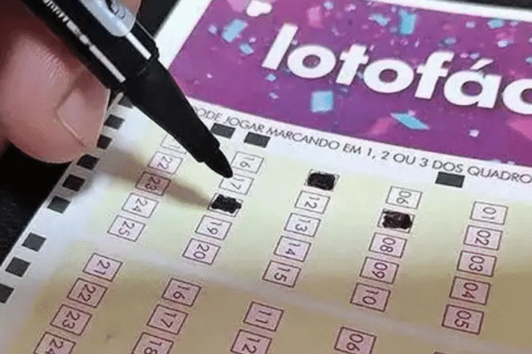 Imagem de uma pessoa marcando números em uma cartela de jogo de loteria, simbolizando apostas na lotofácil, com foco na ação de marcar números para apostar.