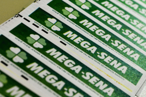 Bilhetes de aposta na Mega-Sena, loteria popular no Brasil, incentivando a jogar e marcar seus números em uma oportunidade de ganhar prêmios.