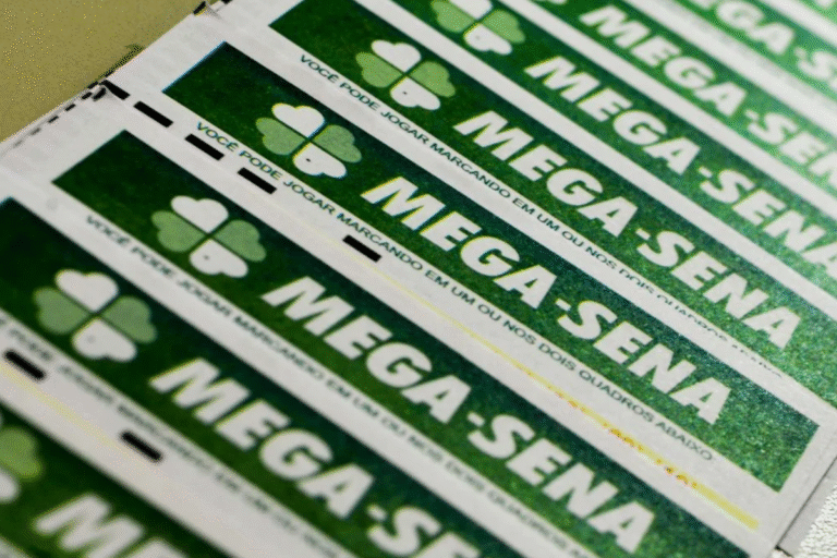 Bilhetes de aposta na Mega-Sena, loteria popular no Brasil, incentivando a jogar e marcar seus números em uma oportunidade de ganhar prêmios.