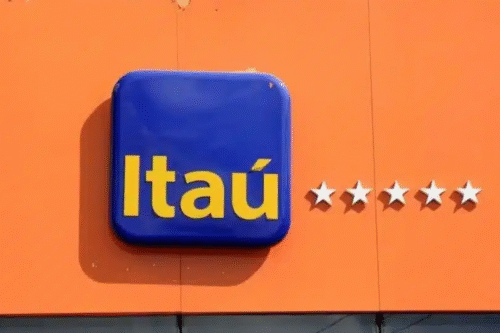 Imagem do logotipo do banco Itaú azul com estrelas nº 4 ao lado, destaque para a marca financeira brasileira em fundo laranja.