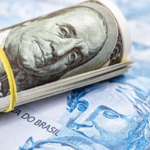 Dinheiro de papel e uma nota de cem dólares, simbolizando o valor financeiro e a economia.