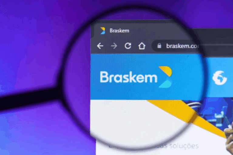 Imagem de uma tela de computador com o logo da Braskem sendo vista através de uma lupa, destacando a presença da marca.