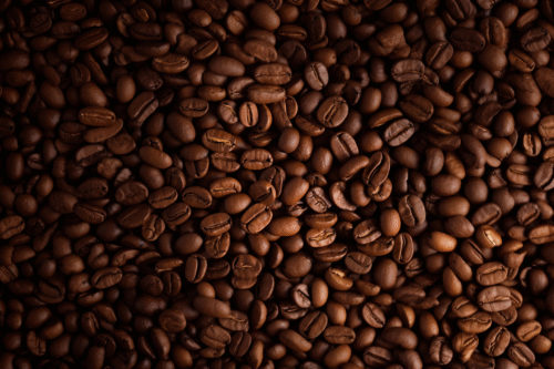Café arábica espalhado pela foto