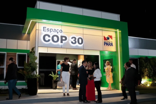 Espaço COP 30 em evento de meio ambiente com várias pessoas conversando na entrada do espaço em um ambiente externo à noite
