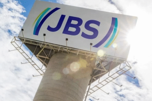 Torre com letreiro da JBS