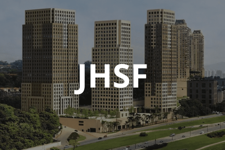 Conjunto de prédios modernos com a palavra JHSF em destaque sobreposta à imagem.