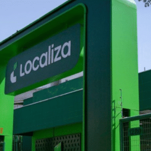 Loja Localiza de aluguel de carros na cidade, destacando a fachada de uma agência de locação com sinalização em destaque em dia ensolarado.