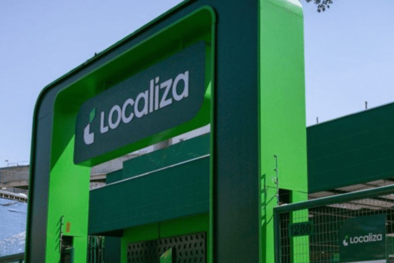 Loja Localiza de aluguel de carros na cidade, destacando a fachada de uma agência de locação com sinalização em destaque em dia ensolarado.