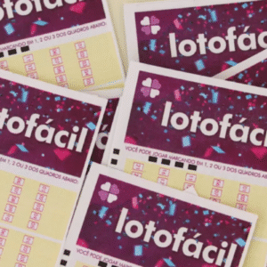 Imagem de várias cartelas de lotofácil, jogo de loteria popular no Brasil, com números para marcar. Ideal para quem quer apostar na loteria de forma fácil e prática.