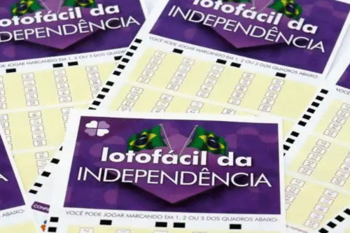 Imagem de bilhetes de loteria 'Lotofácil da Independência' com destaque para o texto em português e bandeiras do Brasil, promovendo a chance de ganhar prêmios na loteria brasileira.