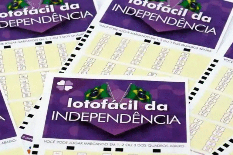 Imagem de bilhetes de loteria 'Lotofácil da Independência' com destaque para o texto em português e bandeiras do Brasil, promovendo a chance de ganhar prêmios na loteria brasileira.