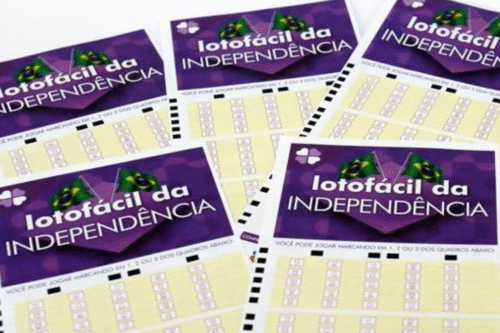 Sorteios da Lotofácil da Independência com várias apostas e bilhetes em destaque, celebrando o Dia da Independência do Brasil, com bandeira brasileira na fundo e destaque na sorte.