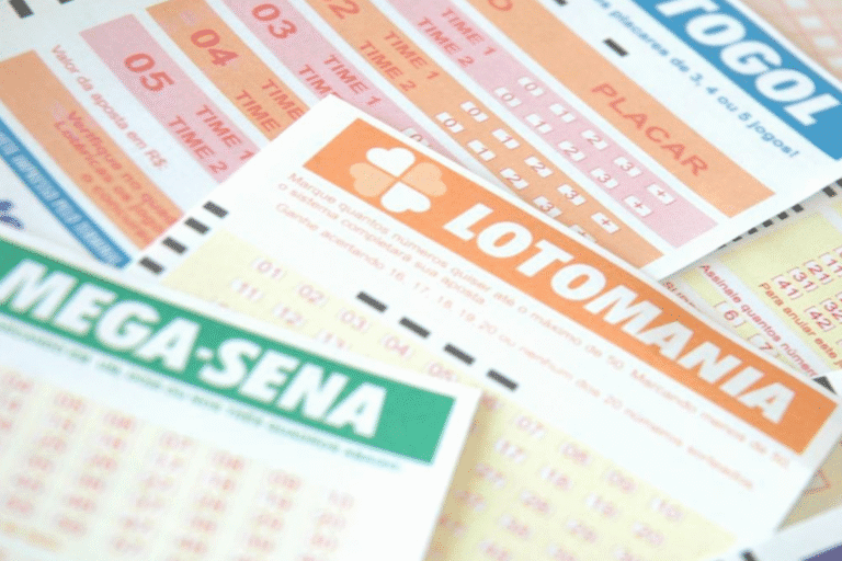 Soquês de loteria diversos com destaque para Mega-Sena na imagem, incluindo bilhetes de loteria de diferentes valores e cores, utilizados por jogadores que apostam na loteria brasileira.