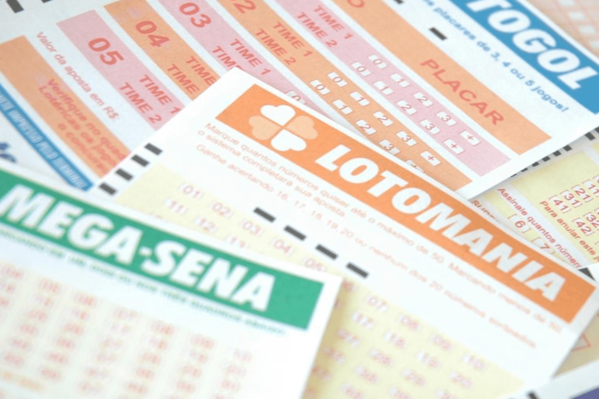 Soquês de loteria diversos com destaque para Mega-Sena na imagem, incluindo bilhetes de loteria de diferentes valores e cores, utilizados por jogadores que apostam na loteria brasileira.