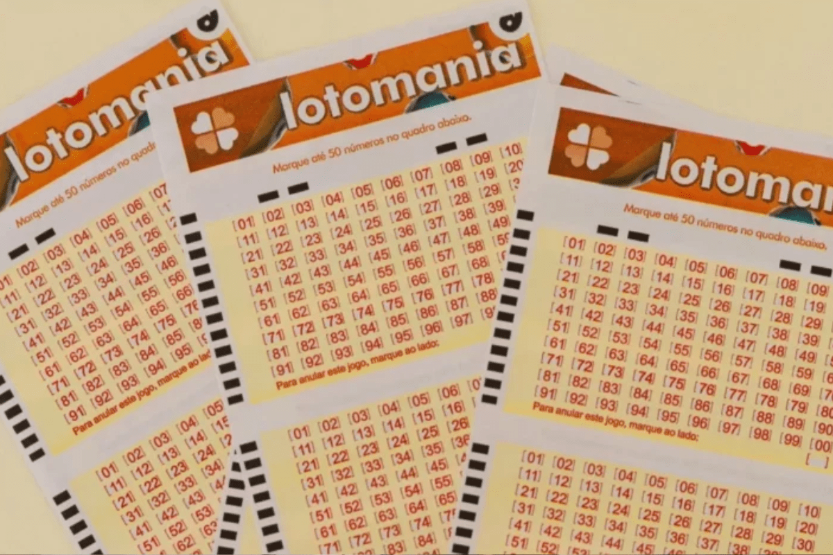 Imagem de bilhetes da loteria lotomania com combinações de números em destaque, usados para jogos de azar e apostas no Brasil.