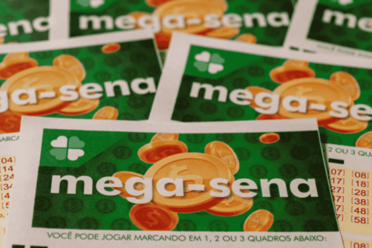 Cartelas de jogo Mega-Sena em destaque, prontas para apostas, com o logotipo verde e imagens de moedas douradas sobre fundo verde, típicas para apostas na loteria.