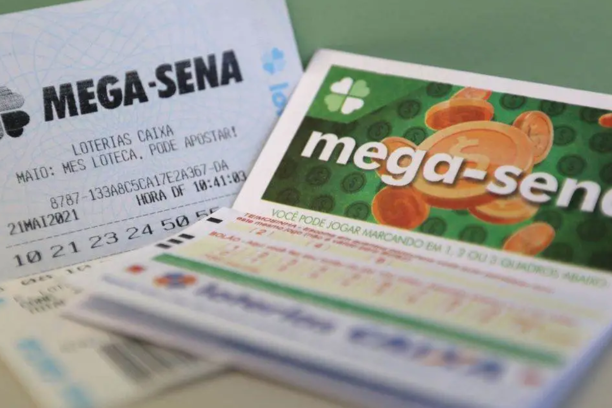Imagem de uma aposta na loteria Mega-Sena, incluindo bilhetes e recibos, destacando a possibilidade de ganhar dinheiro ao apostar na loteria.