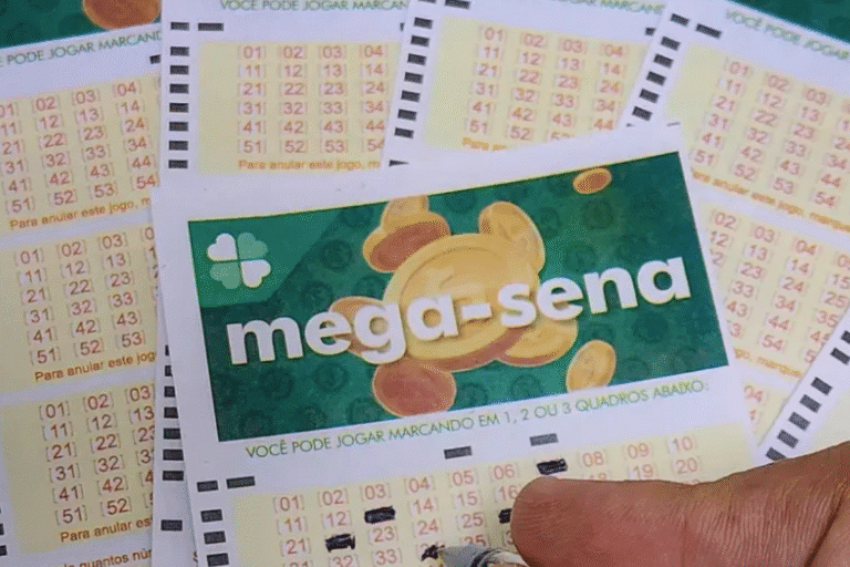 Imagem de uma cartela da mega-sena com várias apostas e uma pessoa segurando uma cartela, destacando o jogo de azar e apostas.