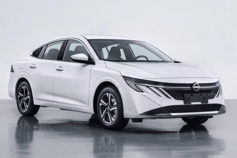 Novo carro sedan branco exposto em ambiente com fundo neutro, mostrando design moderno e detalhes aerodinâmicos.