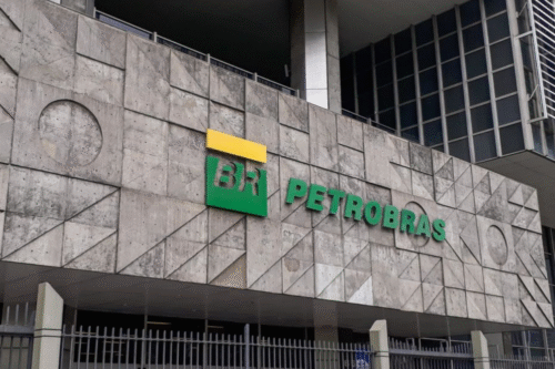Fachada do edifício da Petrobras com o logotipo da BR Petrobraz em destaque na parede de concreto, em ambiente urbano.