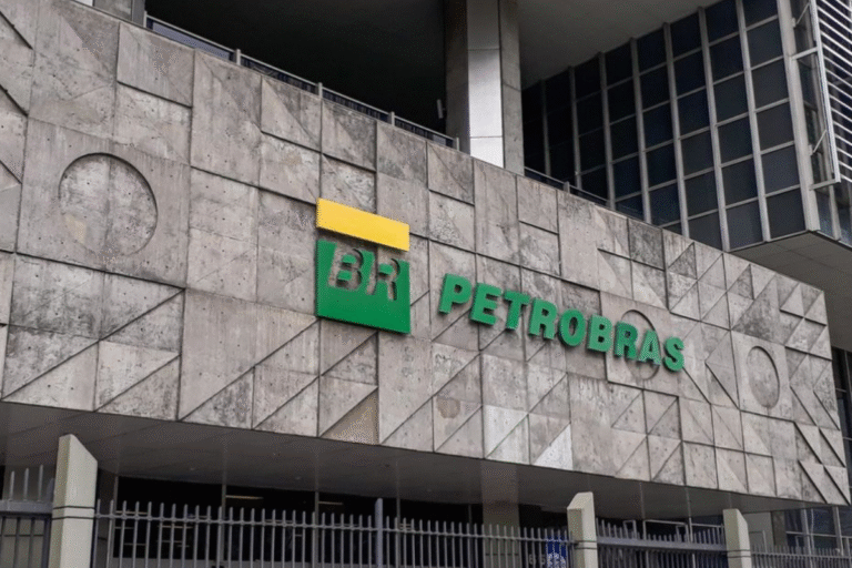 Fachada do edifício da Petrobras com o logotipo da BR Petrobraz em destaque na parede de concreto, em ambiente urbano.