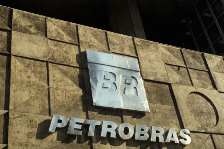 Destacado símbolo e nome da Petrobras em uma parede de pedra, refletindo a presença da empresa no setor de petróleo e energia no Brasil.