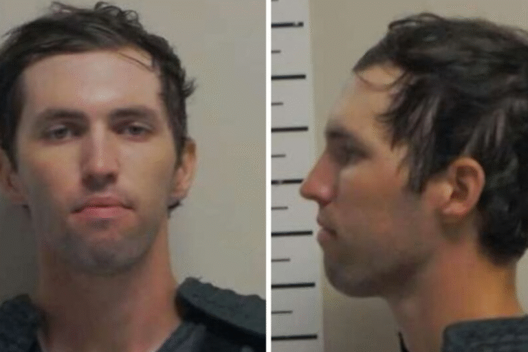 Foto de Tyler Robison com cabelo escuro e expressão séria, tirada de frente e de perfil, em uma postura para identificação policial. Ideal para conteúdo relacionado a perfil criminal.