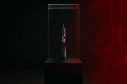 Imagem de uma garrafa de álcool em gel exposta em uma caixa de vidro, destacada com iluminação dramática em fundo escuro vermelho e preto.