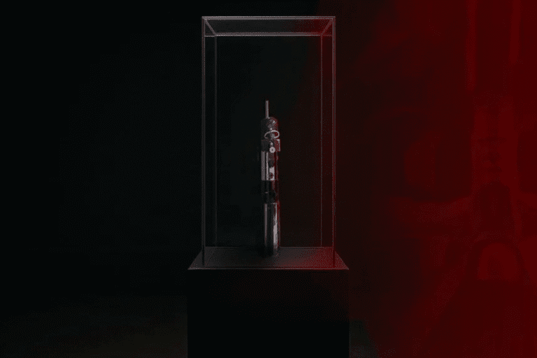 Imagem de uma garrafa de álcool em gel exposta em uma caixa de vidro, destacada com iluminação dramática em fundo escuro vermelho e preto.