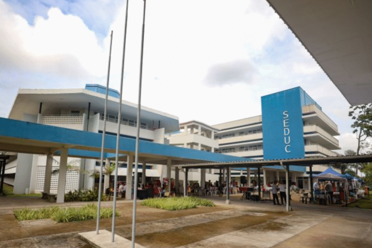 Instituição educacional Seduc com estrutura moderna e ampla, local de ensino e atividades acadêmicas, localizada em uma área com céu parcialmente nublado.