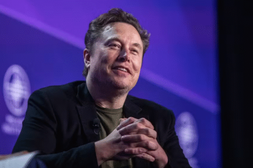 Elon Musk sorrindo durante uma conferência, representando inovação e tecnologia.