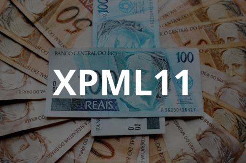 Imagem de várias notas de dinheiro brasileiro, principalmente cédulas de 100 reais, com destaque para uma nota com o código XPMl11. Perfeito para conteúdo sobre moedas, economia e finanças no Brasil.